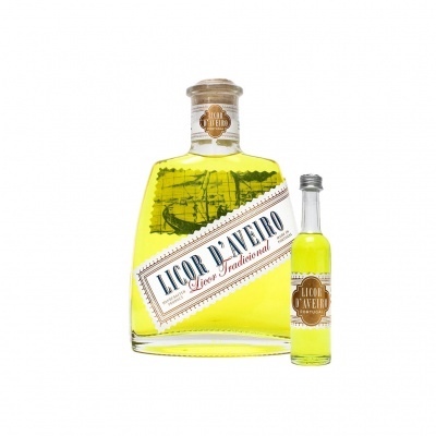 Garrafas de licor amarelo LICOR D'AVEIRO com selo e imagem de barco