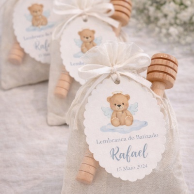 Saco branco com etiqueta de lembrança de batizado e ursinho anjo