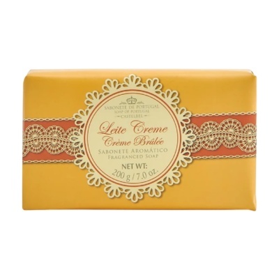 Sabonete aromático Leite Creme Crème Brûlée com embalagem amarela e detalhes em renda