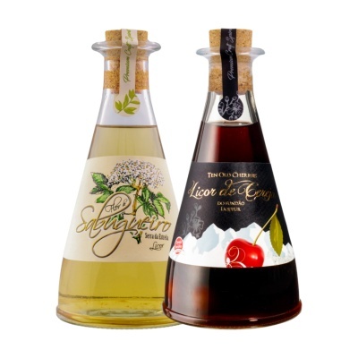 Duas garrafas cónicas de licor com rótulos e rolhas de cortiça