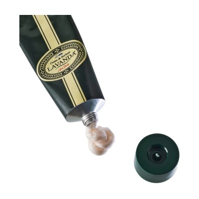 Tubo preto aberto de creme de barbear Lavanda com creme saindo
