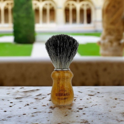 Pincel de barbear com cabo de madeira e cerdas, com texto ANTIGA BARBEARIA DE BAIRRO