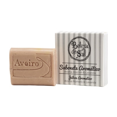 Sabonete aromático com gravação Aveiro e embalagem branca riscada com texto Beleza do Sal.