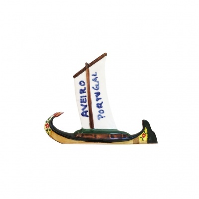 Miniatura de barco tradicional de cerâmica com vela branca e texto azul