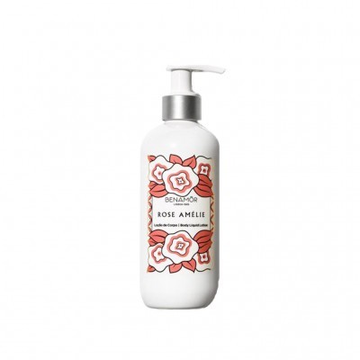 Frasco branco de loção corporal com padrão floral vermelho e branco e dosador prateado