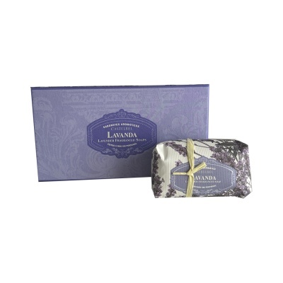 Sabonete de lavanda em embalagem branca com desenho floral roxo e caixa roxa com texto