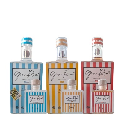Garrafas de gin artesanal Gin Ria com rótulos coloridos em riscas verticais