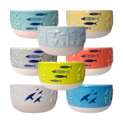 Conjunto de tigelas cerâmicas coloridas com desenhos de peixes e relevos diversos