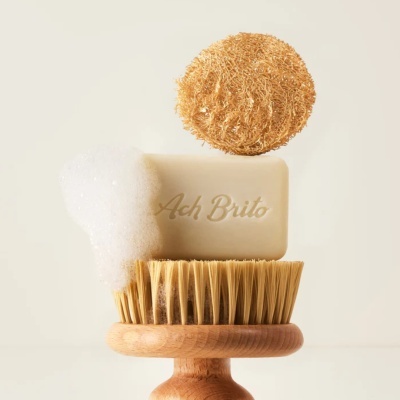 Conjunto de escova de madeira, sabonete com espuma e bola esfoliante dourada