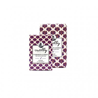 Embalagens de sabonetes com padrão roxo e rosa e texto em português e inglês