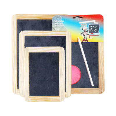 Três quadros de ardósia com moldura de madeira e giz com apagador