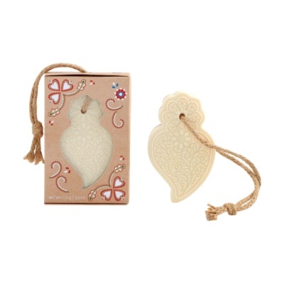 Sabonete decorativo em forma de coração com cordão e caixa decorada