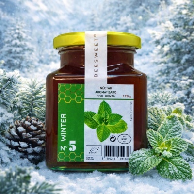 Frasco de néctar aromatizado com menta na neve com folhas e pinhas