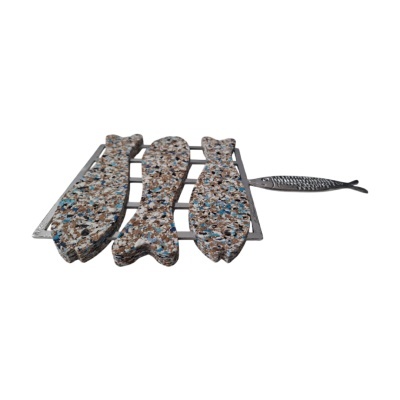 Suporte para panelas com três almofadas em forma de peixe e pega metálica prateada.