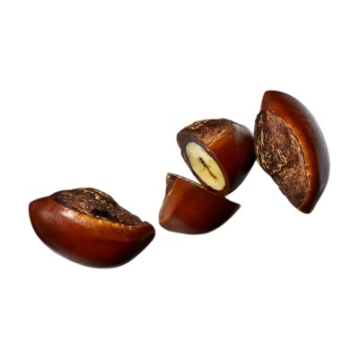Três castanhas castanhas, uma partida ao meio mostrando o interior