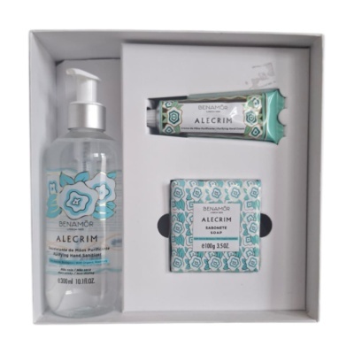 Conjunto Benamôr Alecrim com desinfetante, creme de mãos e sabonete em embalagem branca com padrão floral.