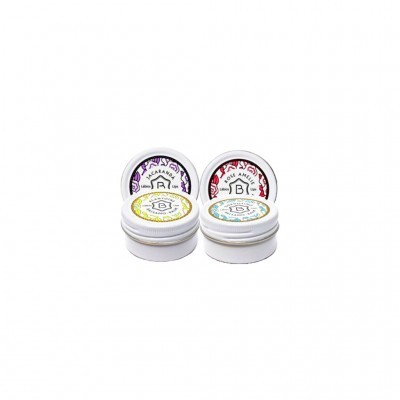 Frascos pequenos brancos para creme com etiquetas coloridas e texto