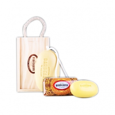 Conjunto de sabonetes e saboneteira de madeira com alça