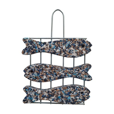 Grelha metálica com três peixes decorativos em padrão salpicado azul, branco e castanho