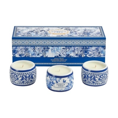 Conjunto de três velas em cerâmica azul e branca com padrões florais e caixa decorativa azul