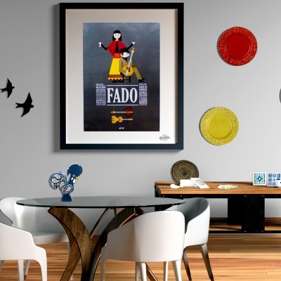 Quadro decorativo FADO na parede cinza, pratos coloridos, mesa de vidro e cadeiras brancas