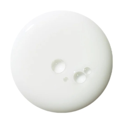 Gotas de líquido branco cremoso sobre fundo branco