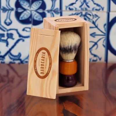 Pincel de barbear em caixa de madeira com texto ANTIGA BARBEARIA RIBEIRA PORTO