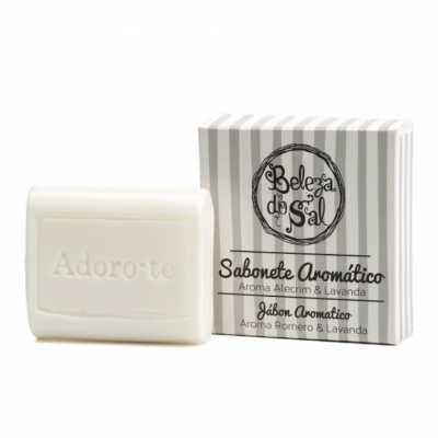 Sabonete branco com inscrição e embalagem com riscas cinza e branco