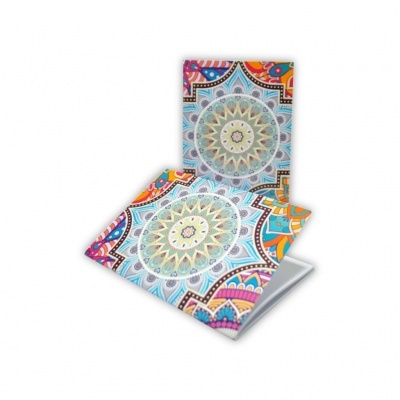 Carteira dobrável com padrão mandala colorida em tons de azul e amarelo