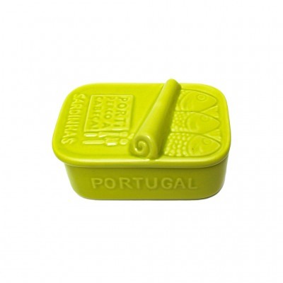 Caixa de cerâmica amarela com tampa em relevo de sardinhas e texto Portugal