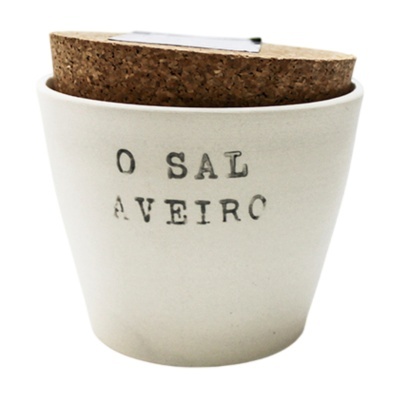 Recipiente branco para sal com tampa de cortiça e texto O SAL AVEIRO