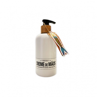 Frasco branco com doseador preto e etiqueta colorida em forma de peixe