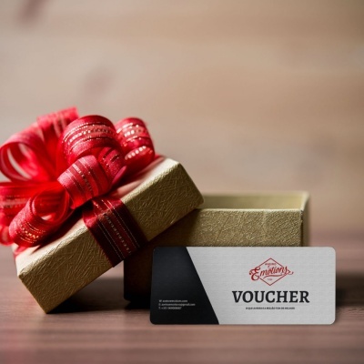 Caixa de oferta dourada com laço vermelho e cartão de oferta VOUCHER