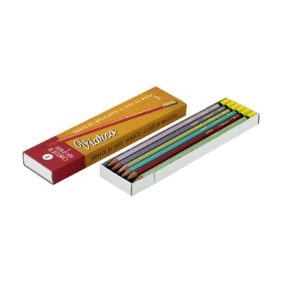 Conjunto de lápis coloridos em caixa de cartão amarela e vermelha com texto em português