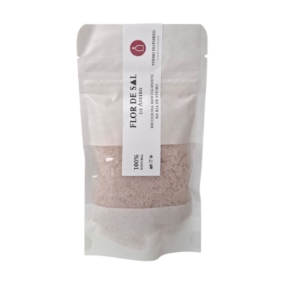 Pacote de flor de sal de Aveiro com etiqueta branca e parte transparente mostrando sal rosado