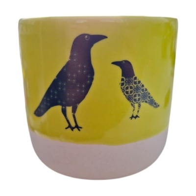 Vaso cerâmico amarelo esverdeado e rosa com pássaros pretos decorativos