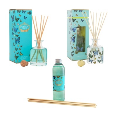Difusor de fragrância com palitos de madeira e embalagem azul com borboletas