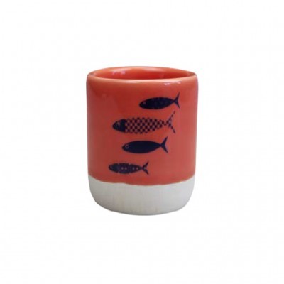 Vaso cerâmico vermelho e branco com desenho de peixes azuis