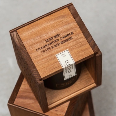 Vela perfumada Ruby Red em caixa de madeira