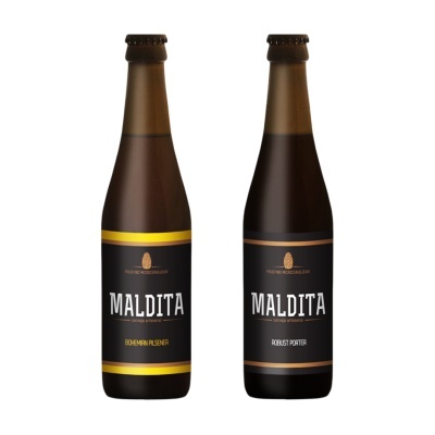 Duas garrafas de cerveja artesanal Maldita com rótulos pretos e textos distintivos