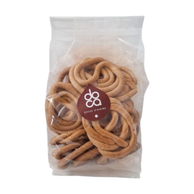 Pacote com biscoitos enrolados castanhos e etiqueta castanha com texto branco