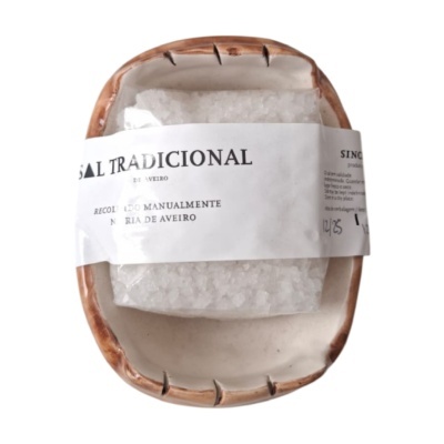 Pacote de sal grosso branco dentro de tigela oval creme com borda castanha