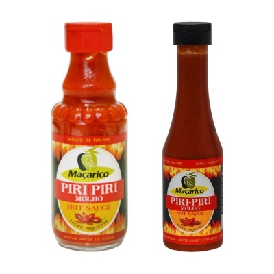 Duas garrafas de molho piri-piri Maçarico uma com tampa vermelha e outra preta