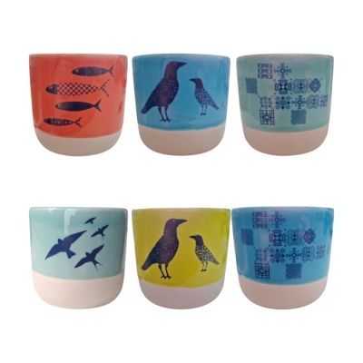 Seis vasos de cerâmica coloridos com desenhos de peixes, aves e padrões geométricos.