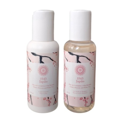 Dois frascos de produtos para corpo com rótulos rosa com flores de cerejeira.