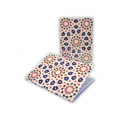 Dois cadernos com padrão geométrico e cores vermelha, azul e branca.