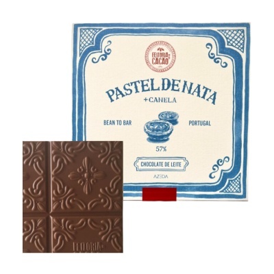 Embalagem de chocolate branco com detalhes azuis e barra de chocolate de leite com relevo