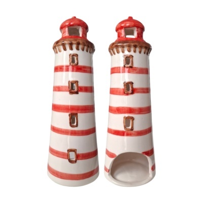 Duas peças decorativas em cerâmica representando faróis com riscas vermelhas e detalhes castanhos