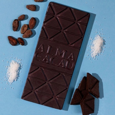 Barra de chocolate preto gravada ALMA CACAU com grãos de cacau e sal