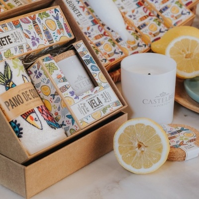 Conjunto de presente com sabonete, vela branca CASTELLA, pano de cozinha e limões cortados